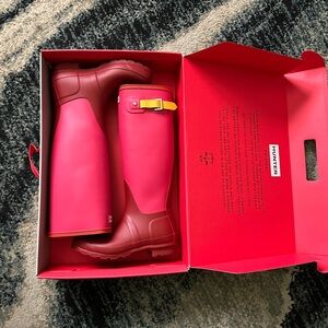 Tall red Hunter rain boots size 6.